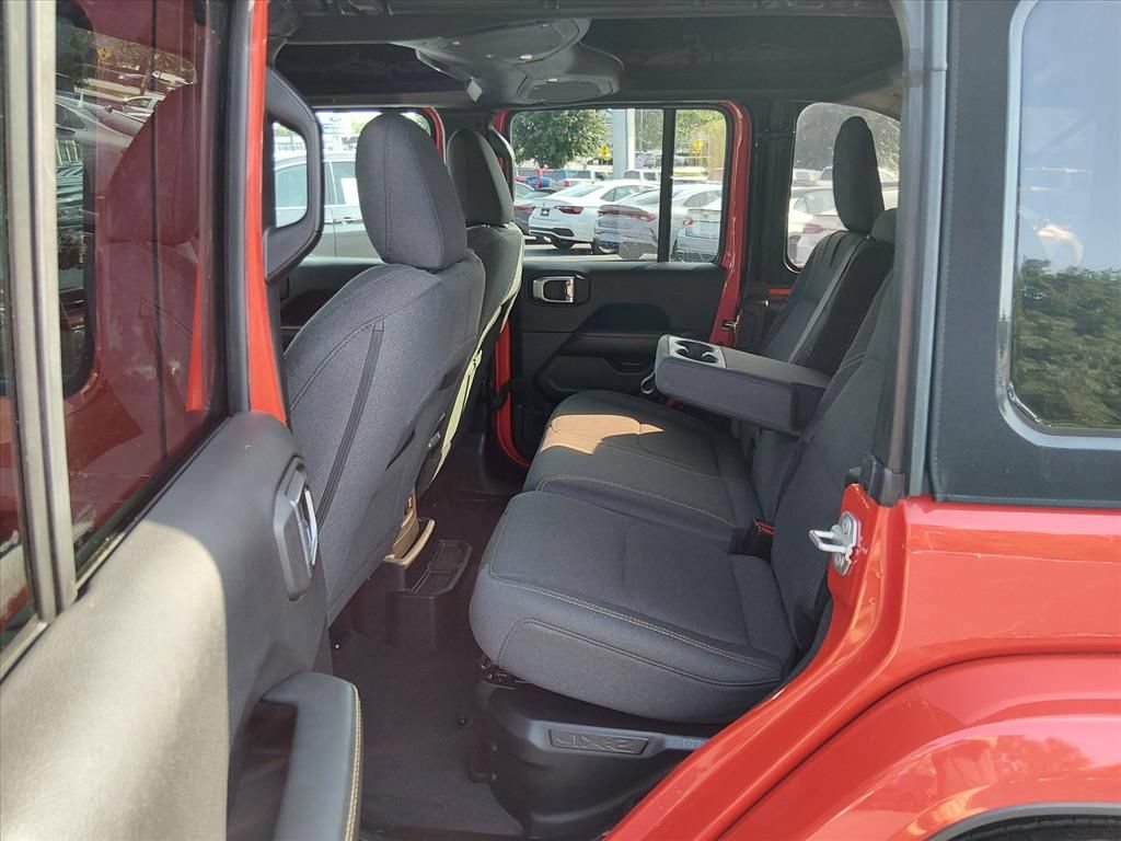 Used 2024 Jeep Wrangler Unlimited Sahara AWD/4WD image 15