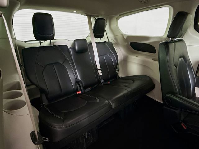 Used 2023 Chrysler Pacifica Touring-L image 26