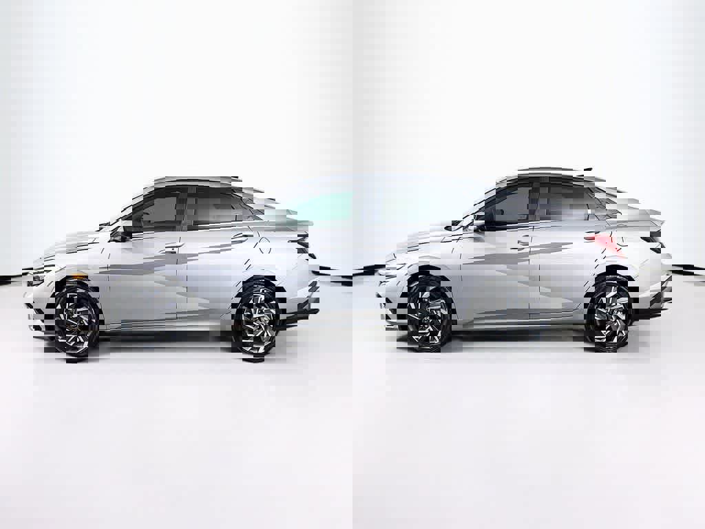 Used 2025 Hyundai Elantra SEL image 2
