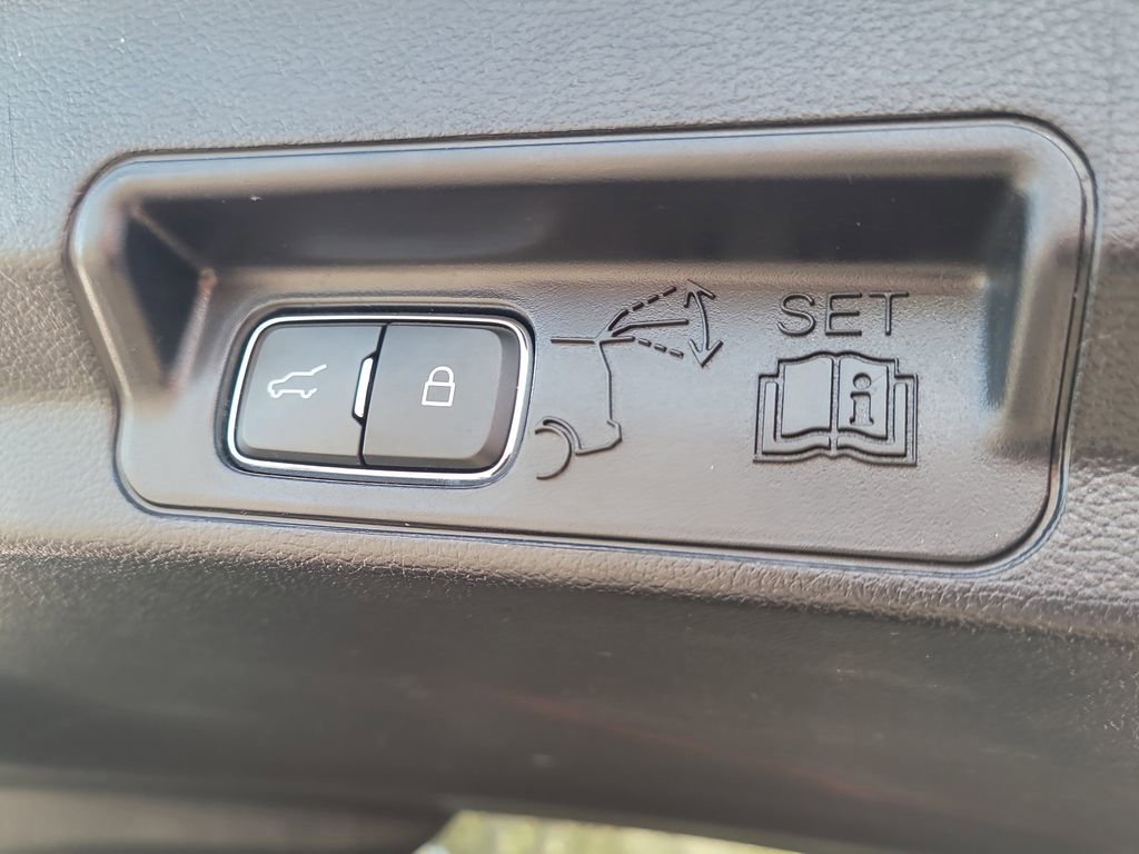 Certified 2022 Ford Explorer Platinum w/ Equipment Group 601A image 9