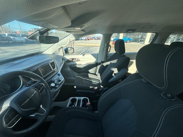 Used 2023 Chrysler Voyager LX image 3