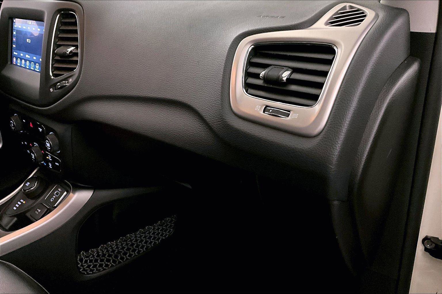 Used 2019 Jeep Compass Latitude image 15