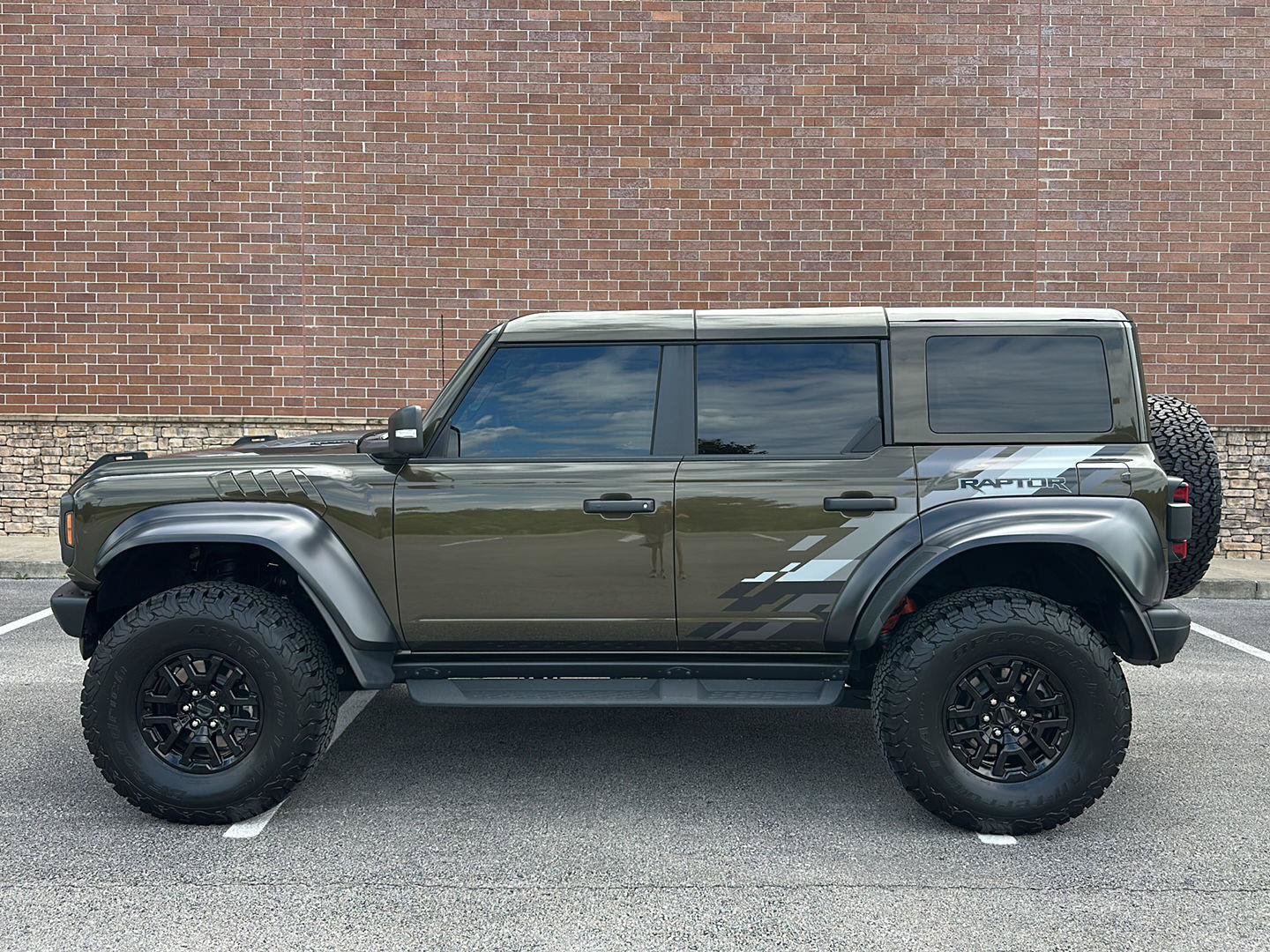 Certified 2025 Ford Bronco Raptor w/ Interior Carbon Fiber Pack AWD/4WD image 2