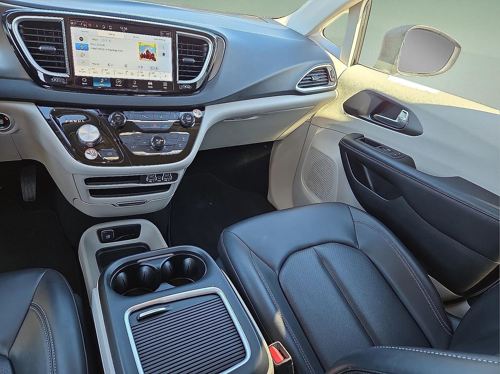 Used 2023 Chrysler Pacifica Touring-L image 13