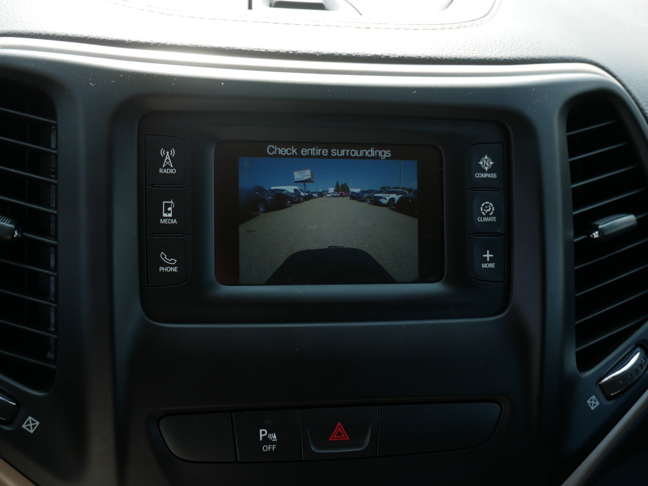 Used 2018 Jeep Cherokee Latitude w/ Safety Group AWD/4WD image 29