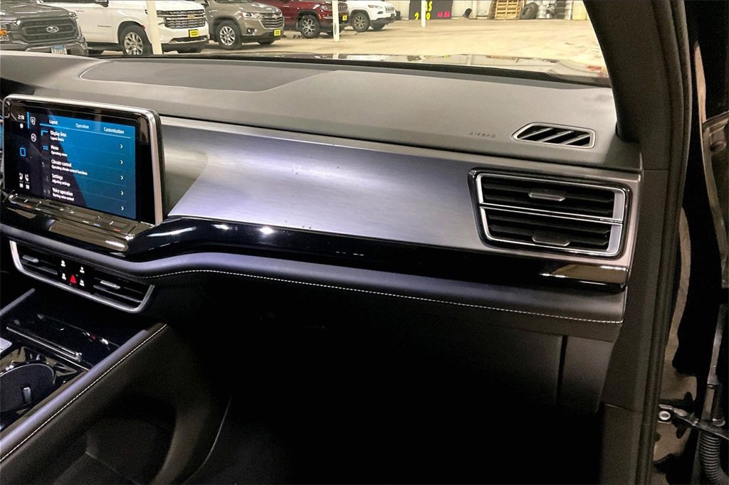 Used 2025 Volkswagen Atlas Cross Sport SE image 15