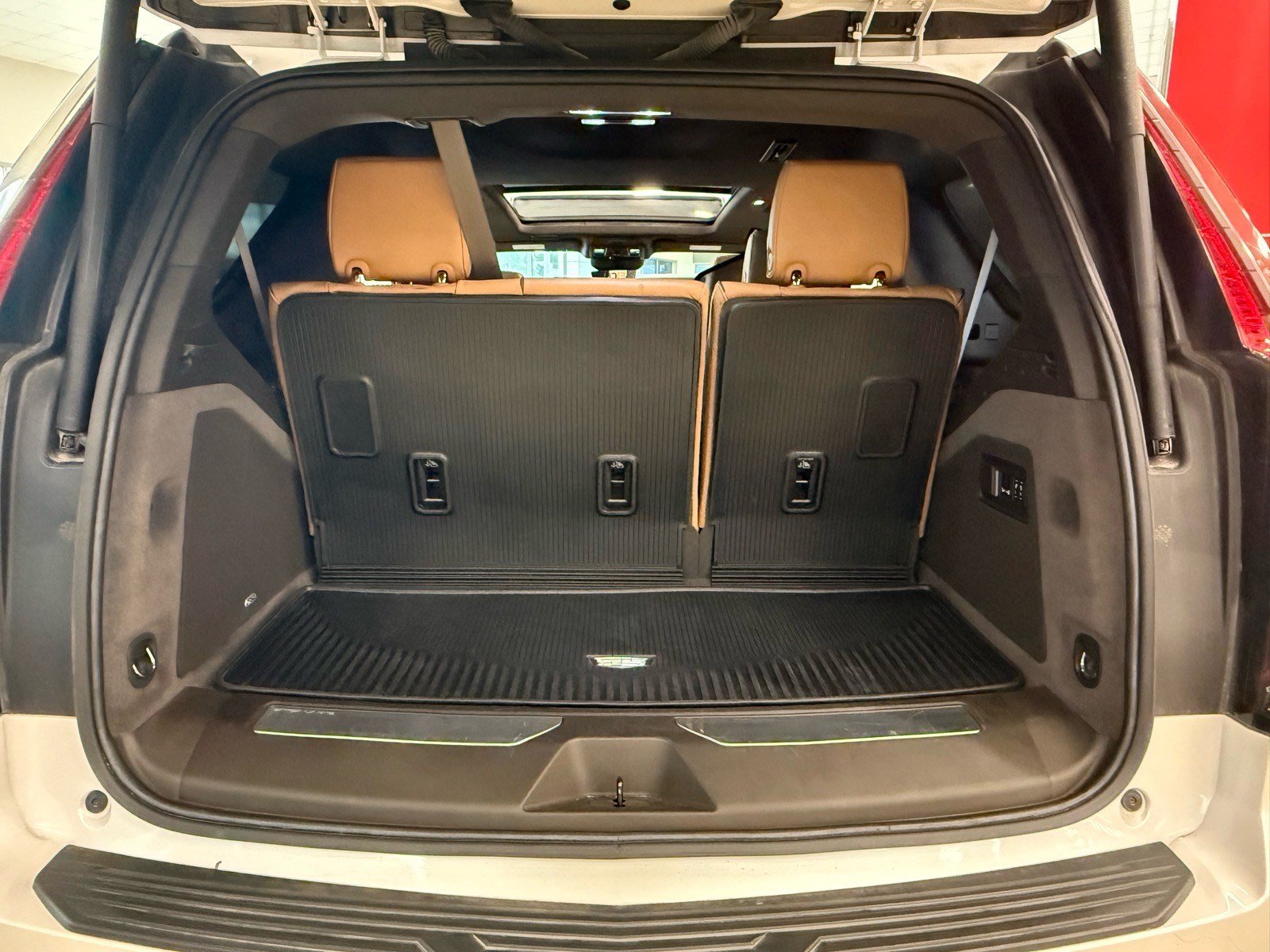 Used 2023 Cadillac Escalade Premium Luxury w/ Performance Package AWD/4WD image 25