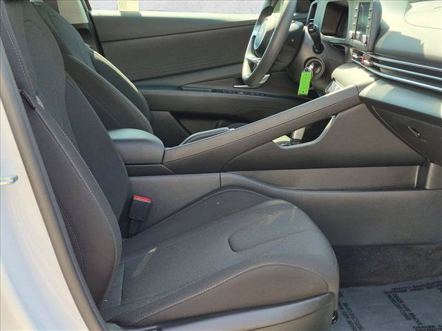 Used 2025 Hyundai Elantra SE FWD image 18