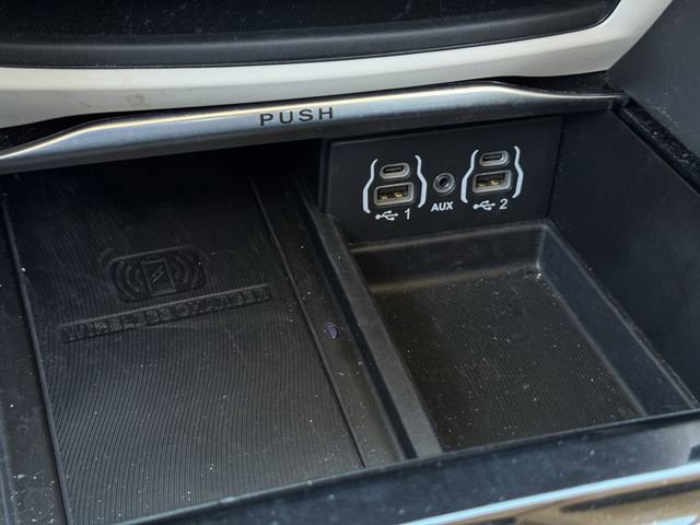 Used 2024 Chrysler Pacifica Limited image 19