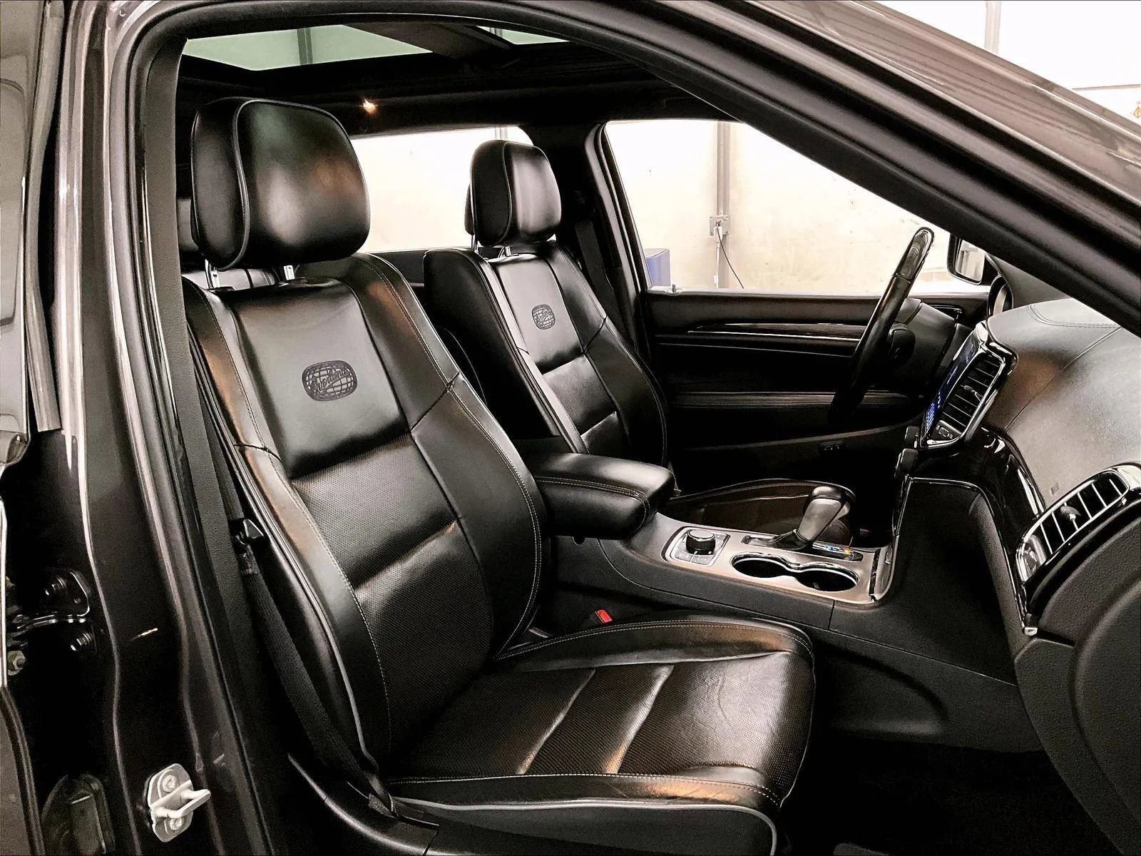 Used 2019 Jeep Grand Cherokee Overland AWD/4WD image 7