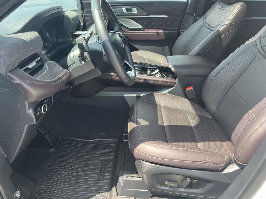 Certified 2025 Ford Explorer Platinum w/ LUX Leather Package AWD/4WD image 17