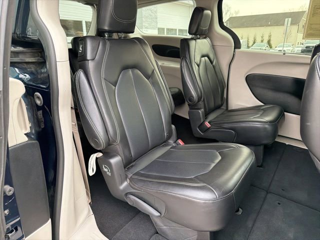 Used 2023 Chrysler Pacifica Touring-L FWD image 36