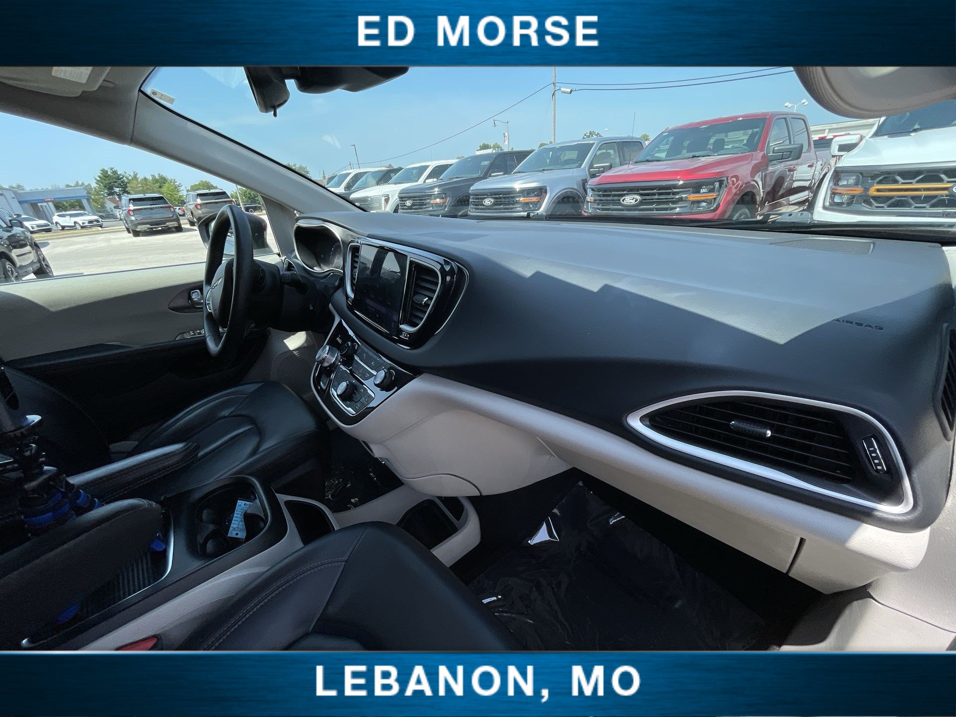 Used 2023 Chrysler Pacifica Touring-L FWD image 26