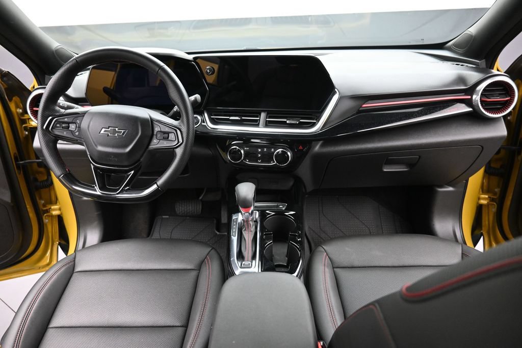Used 2024 Chevrolet Trax RS w/ Sunroof Package FWD image 12