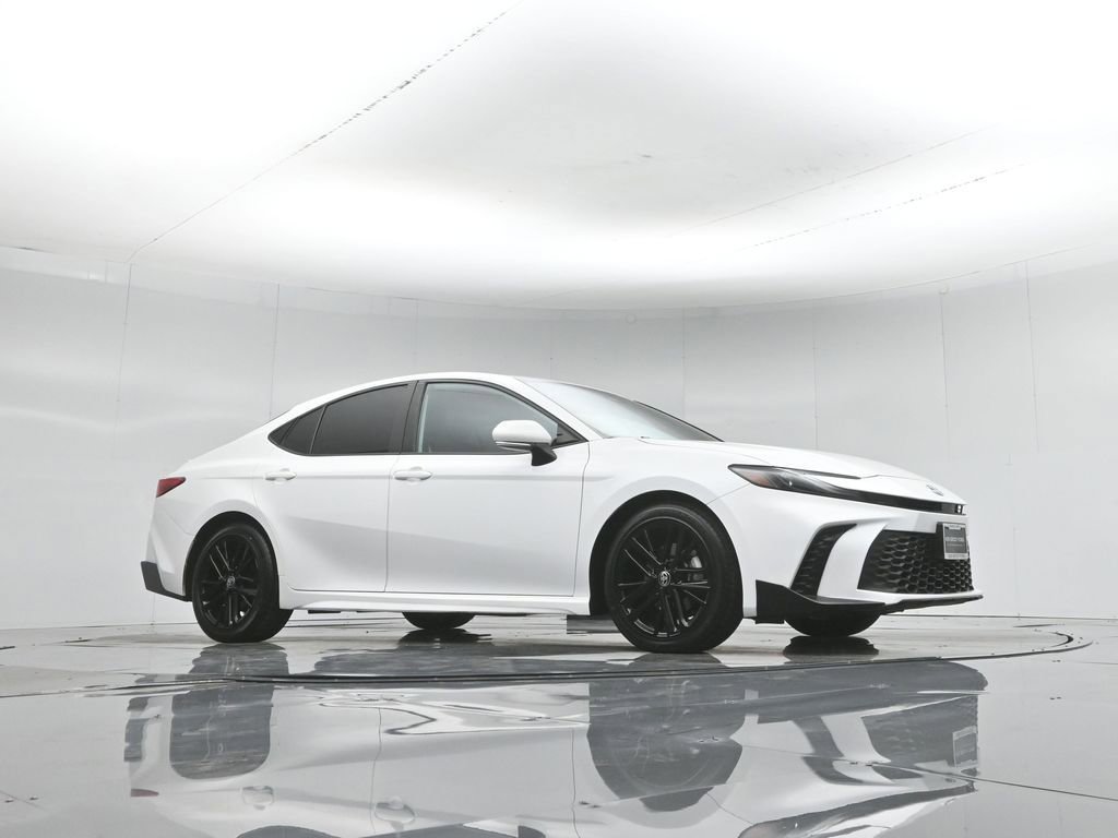 Used 2025 Toyota Camry SE FWD image 4
