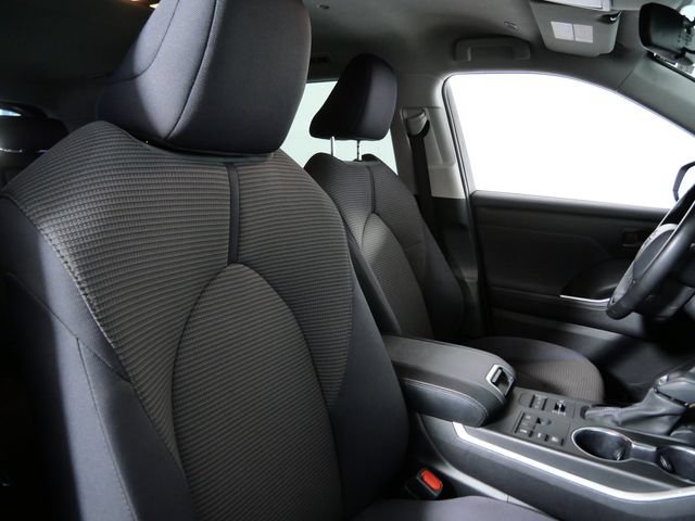 Used 2024 Toyota Highlander LE AWD/4WD image 11