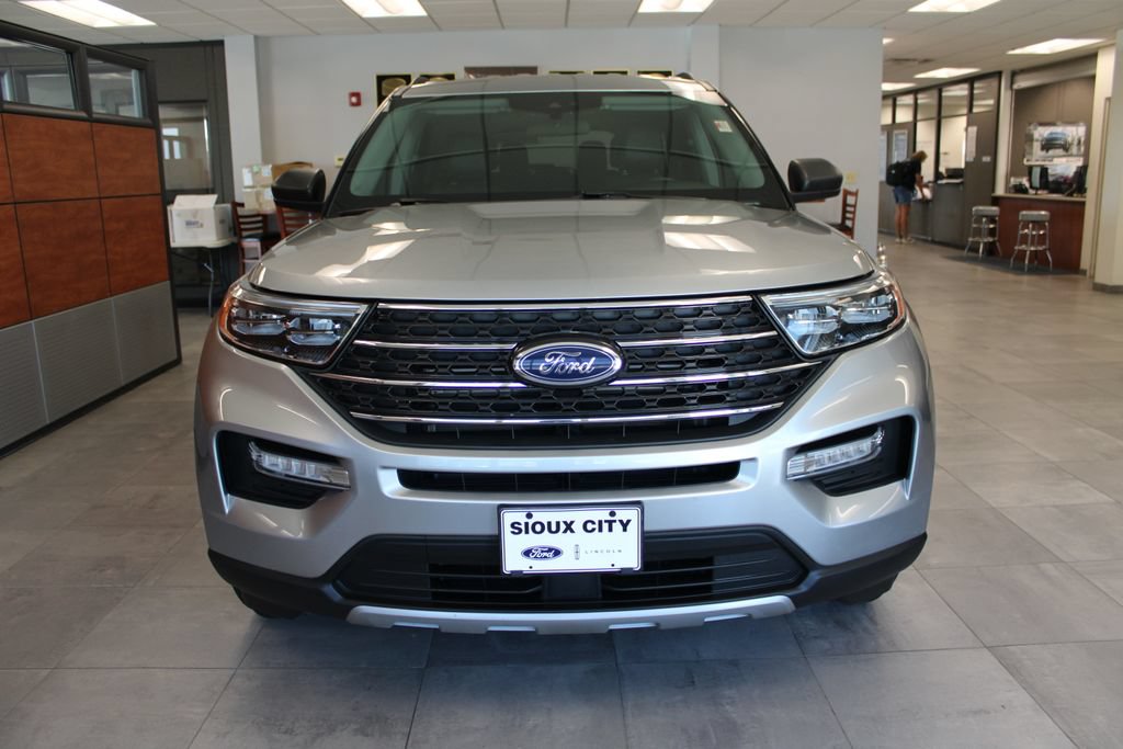 Certified 2024 Ford Explorer XLT w/ Equipment Group 202A AWD/4WD image 2