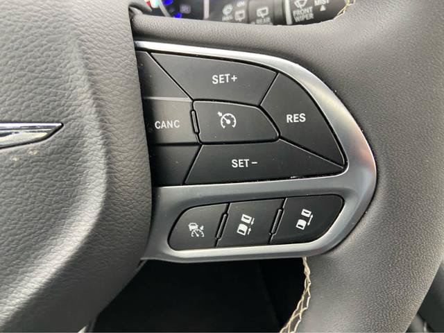 Used 2026 Chrysler Pacifica Limited FWD image 28