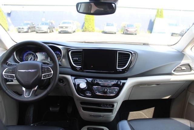 Used 2024 Chrysler Pacifica Touring-L FWD image 7