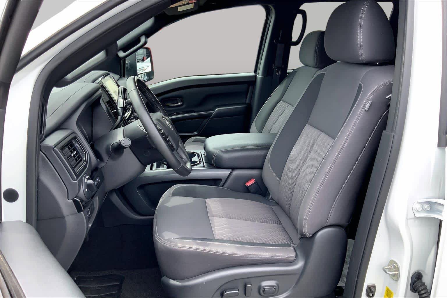 Used 2024 Nissan Titan SV RWD image 8