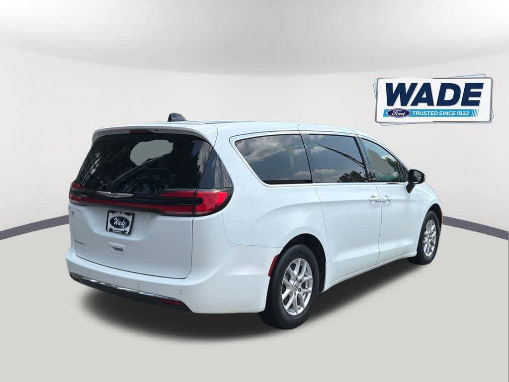 Used 2023 Chrysler Pacifica Touring-L FWD image 5