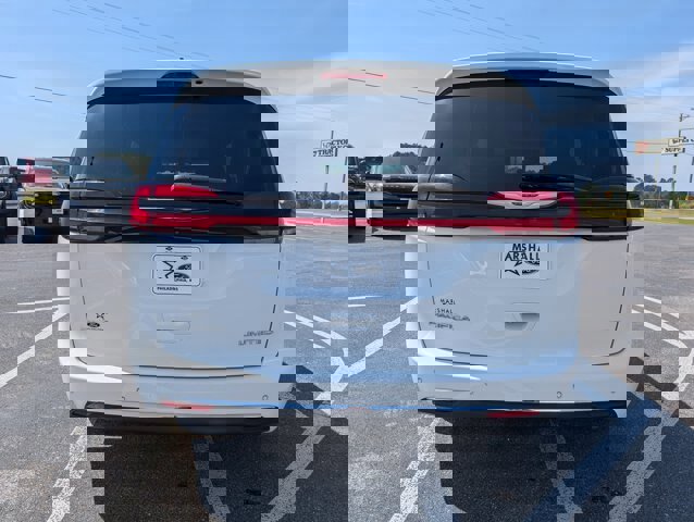 Used 2023 Chrysler Pacifica Limited image 3