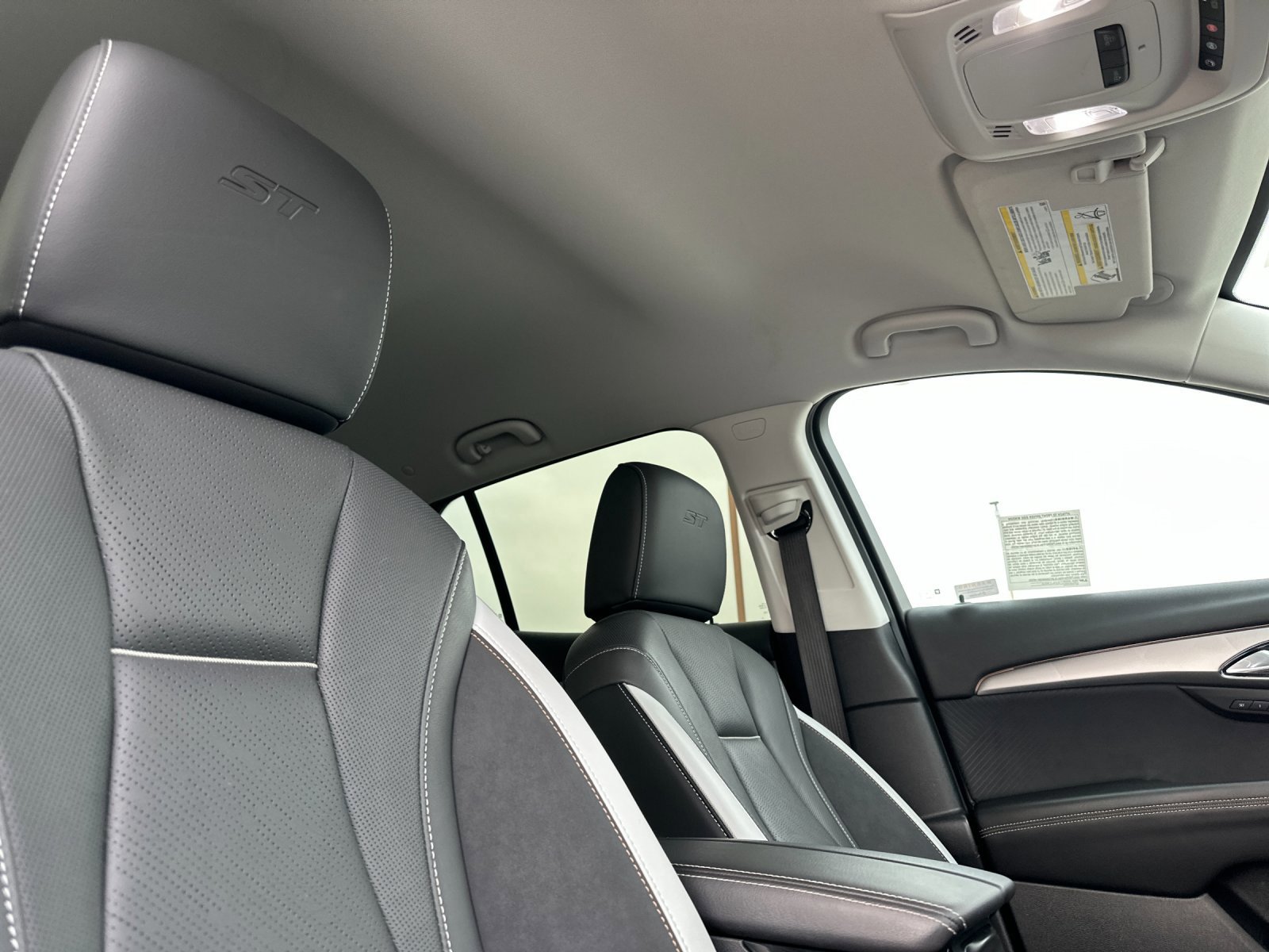 Used 2025 Buick Envision Sport Touring image 17