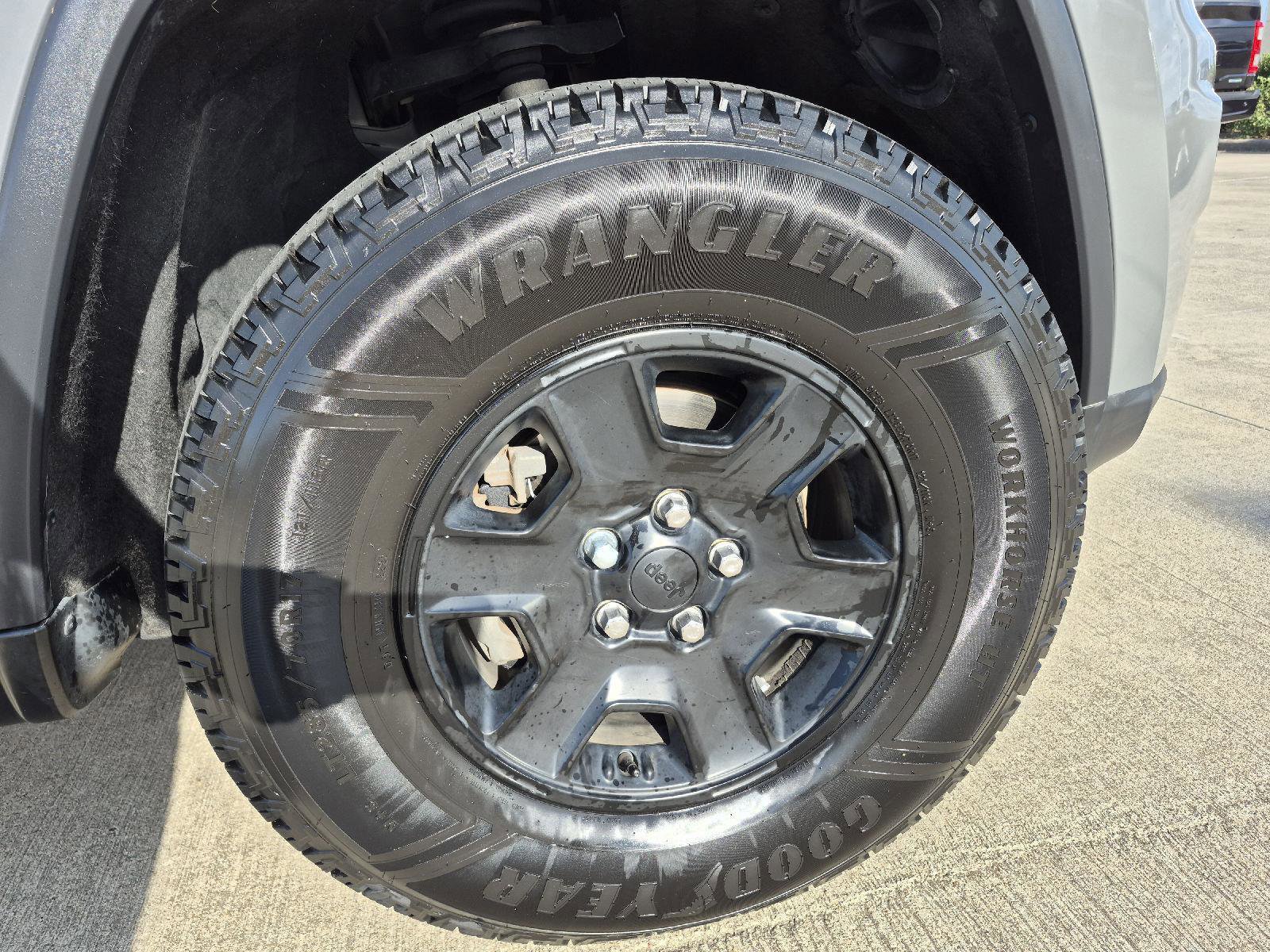 Used 2019 Jeep Grand Cherokee Laredo image 11