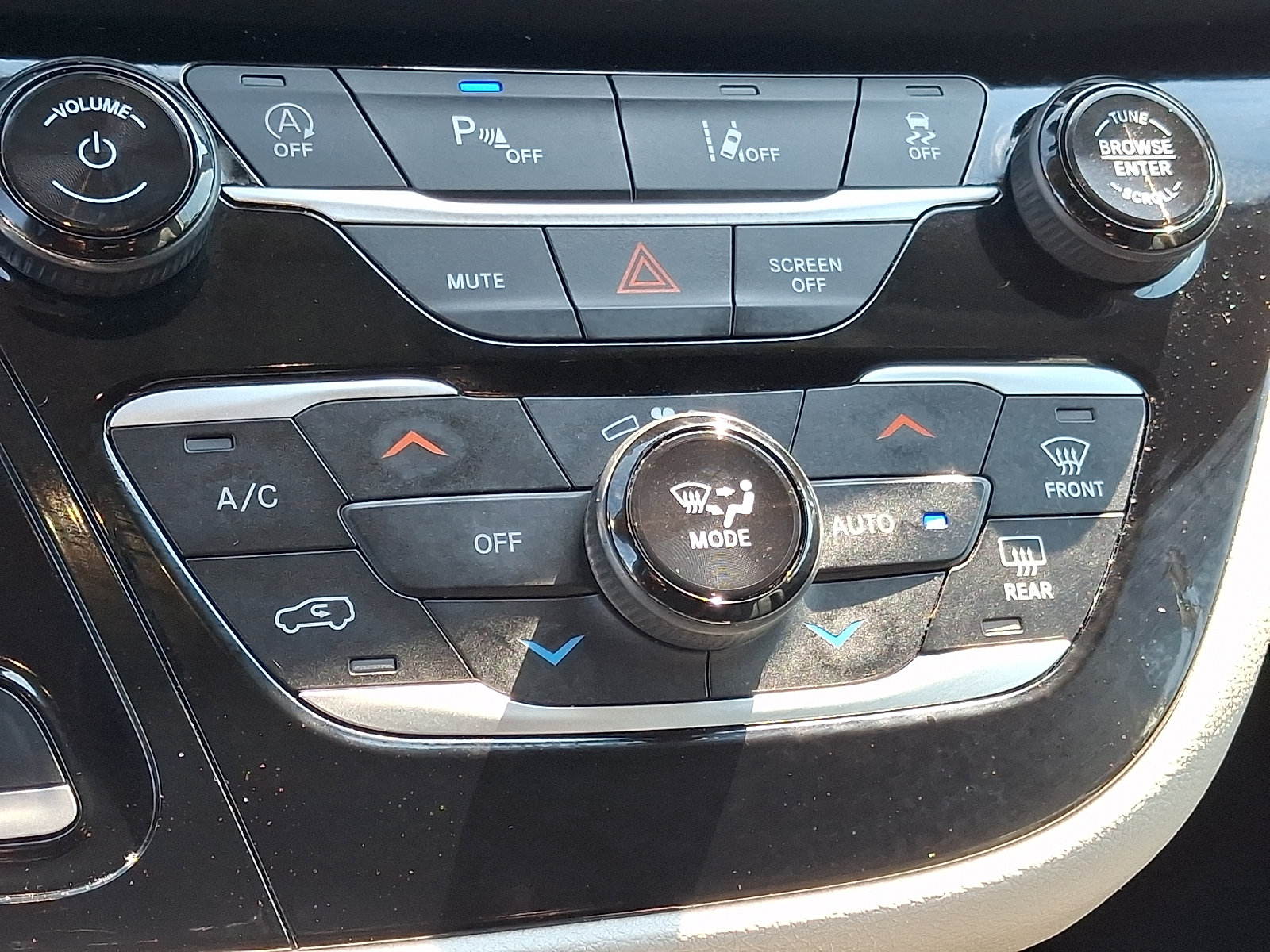 Used 2024 Chrysler Pacifica Touring-L FWD image 18