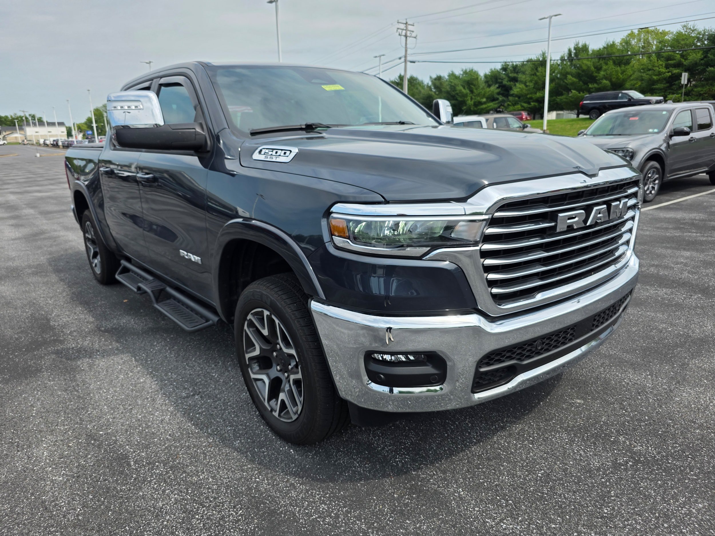 Used 2025 RAM 1500 Laramie AWD/4WD image 7