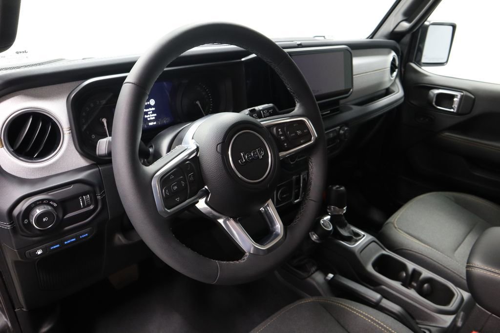 Used 2025 Jeep Wrangler Unlimited Sahara AWD/4WD image 25