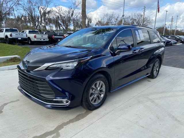 Used 2024 Toyota Sienna XLE image 8
