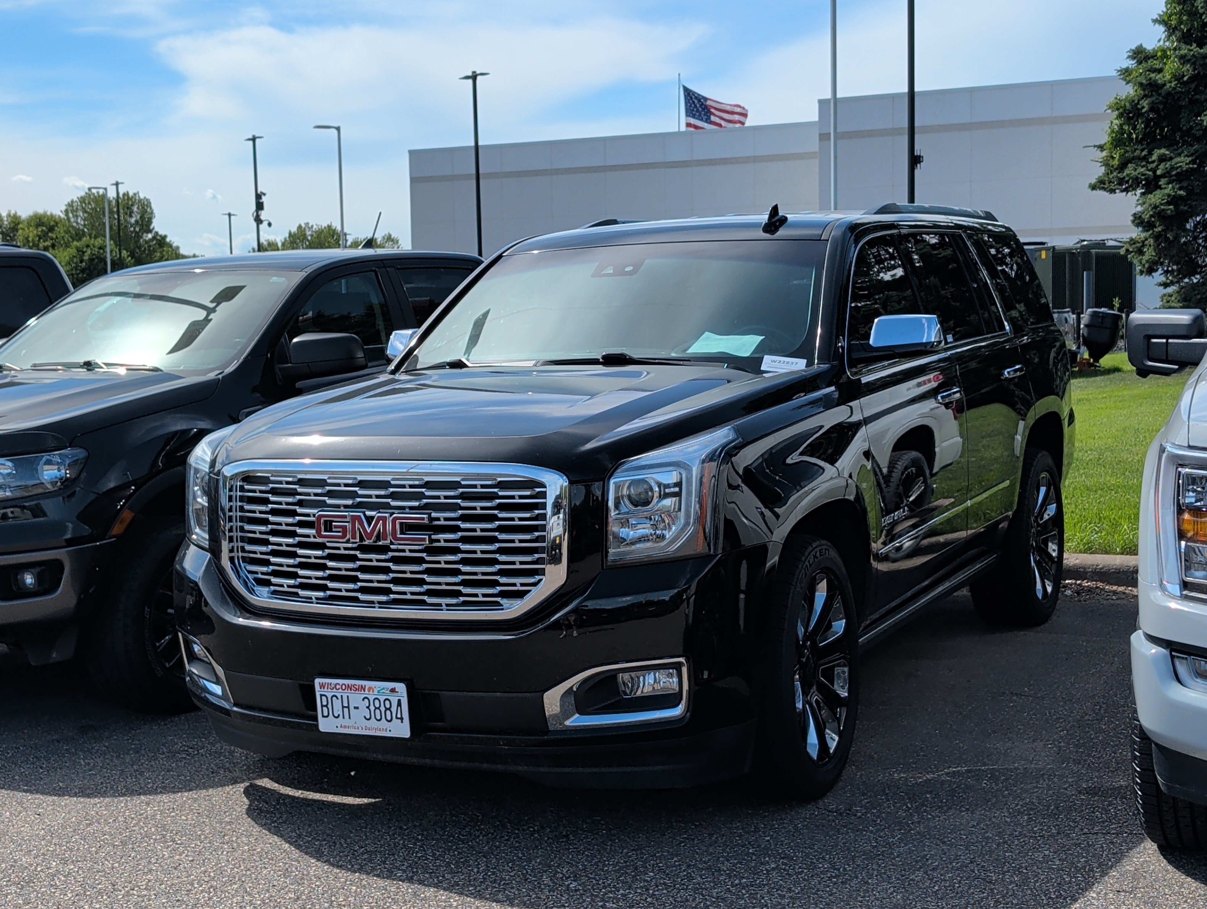 Used 2019 GMC Yukon Denali w/ Denali Ultimate Package AWD/4WD image 2