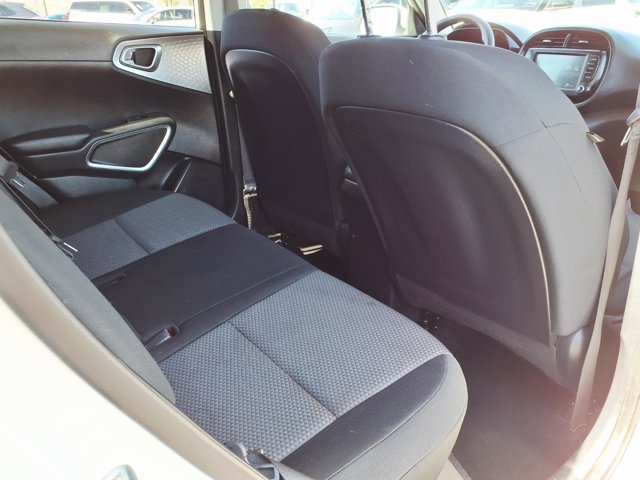 Used 2023 Kia Soul LX image 13