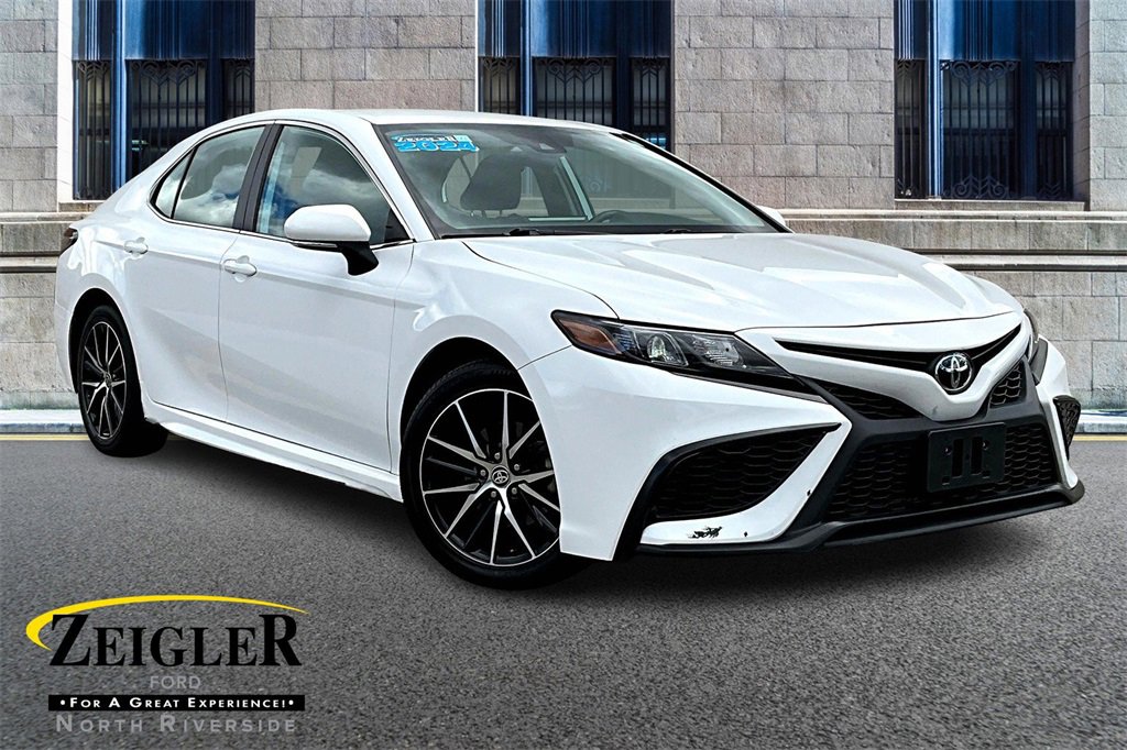 Used 2024 Toyota Camry SE image 1