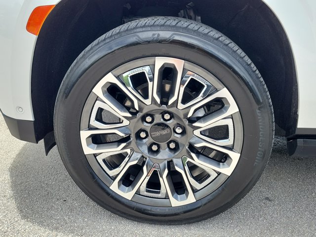 Used 2023 GMC Yukon XL Denali Ultimate AWD/4WD image 4