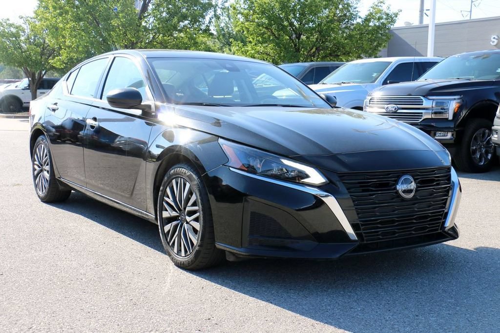 Used 2025 Nissan Altima 2.5 SV FWD image 4