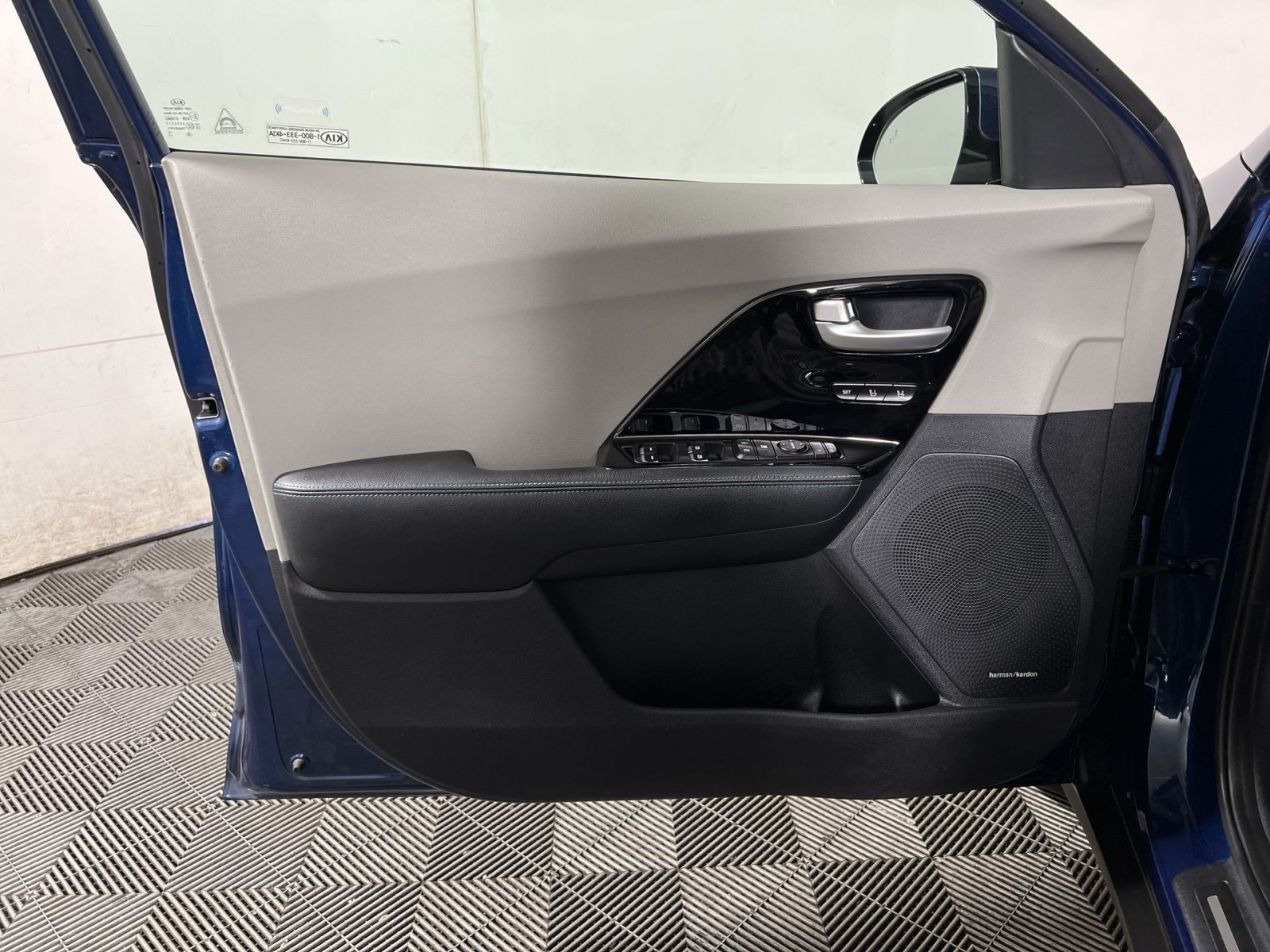 Used 2017 Kia Niro Touring FWD image 14