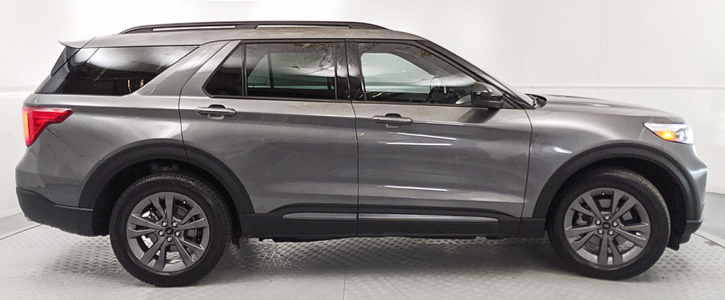 Certified 2023 Ford Explorer XLT w/ Equipment Group 202A AWD/4WD image 2