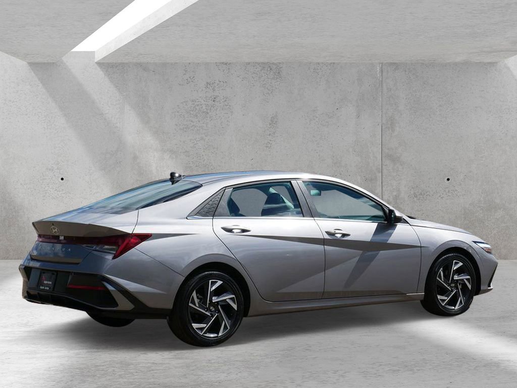 Used 2025 Hyundai Elantra SEL FWD image 3