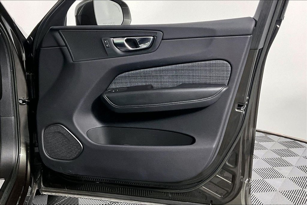 Used 2022 Volvo XC60 B5 Momentum FWD image 24