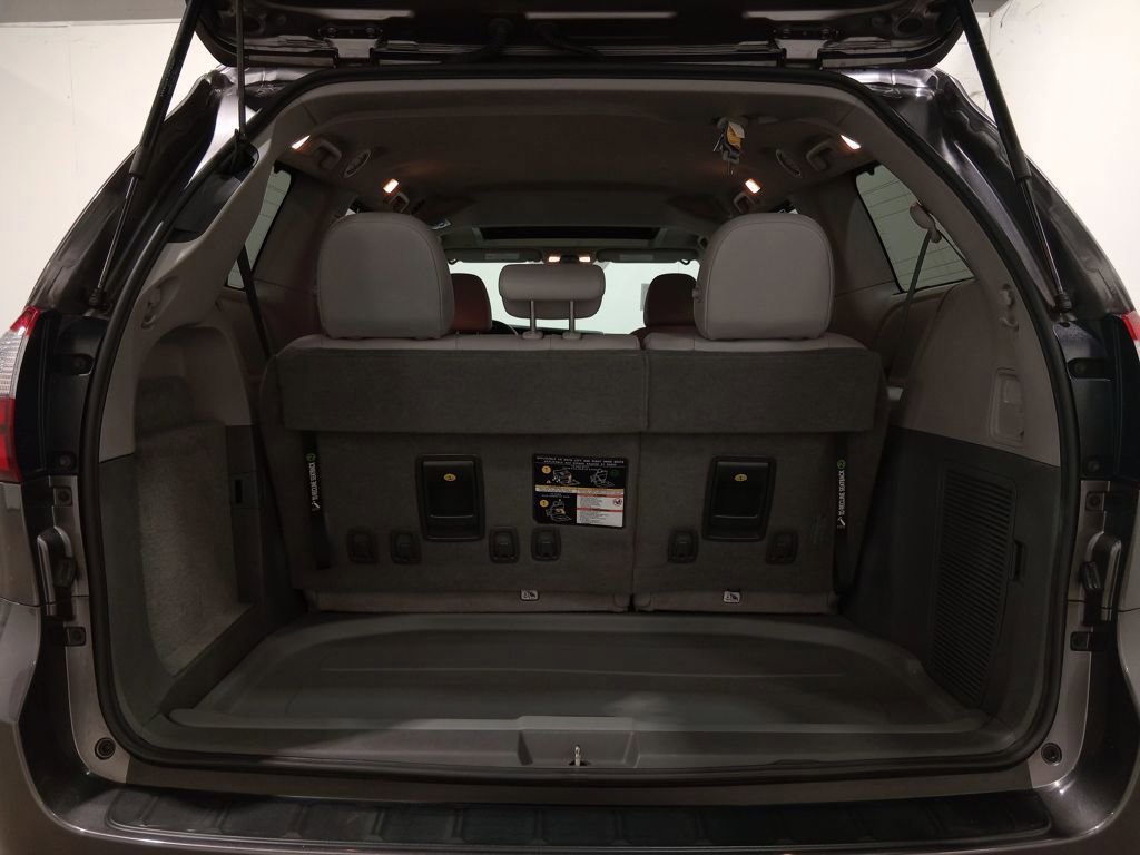 Used 2020 Toyota Sienna XLE image 9