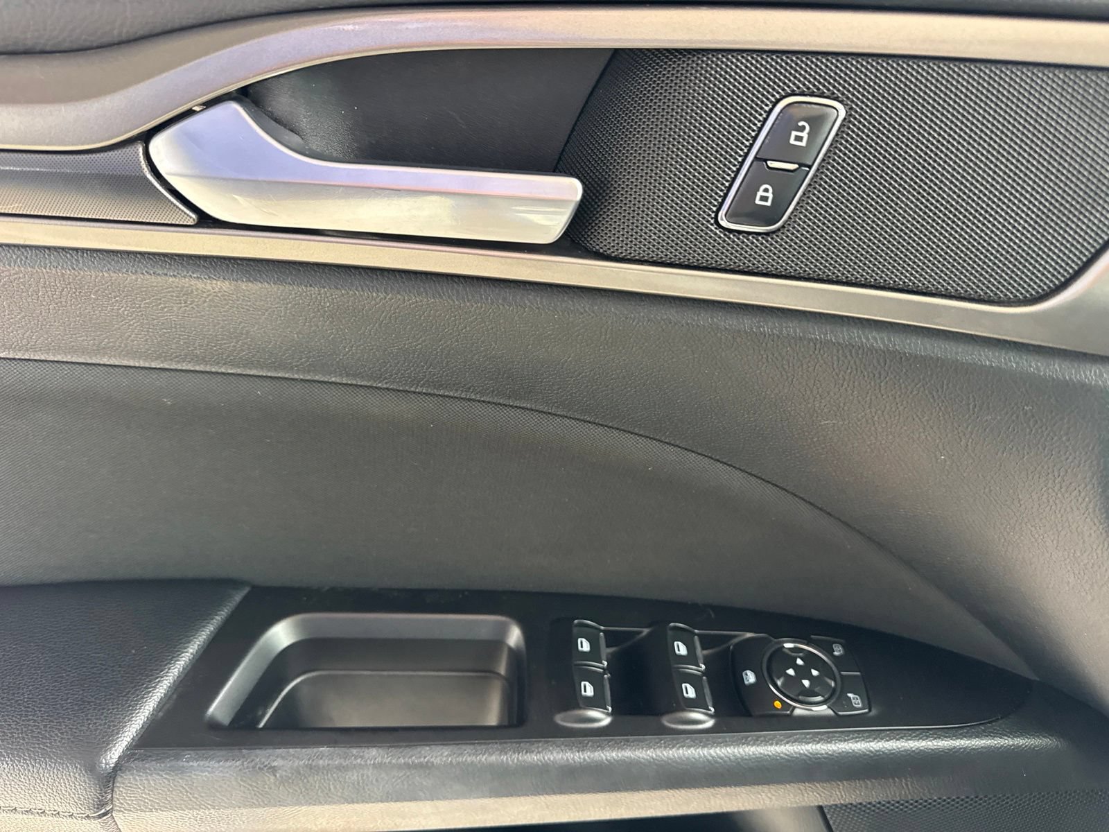 Certified 2017 Ford Fusion SE w/ Equipment Group 201A FWD image 24