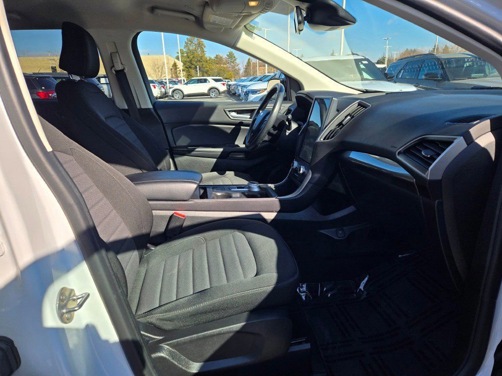 Certified 2024 Ford Edge SE w/ Black Appearance Package image 9