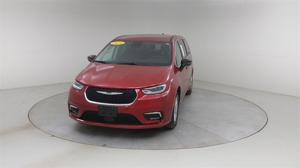 Used 2024 Chrysler Pacifica Touring-L image 8