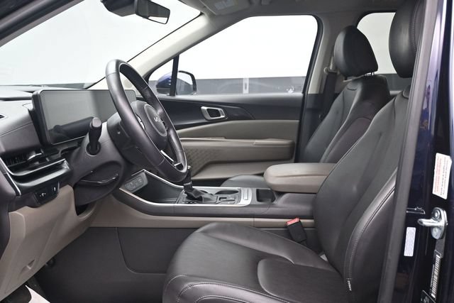 Used 2025 Kia Carnival FWD image 5