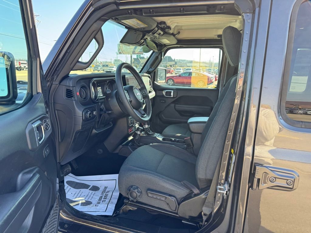 Used 2025 Jeep Wrangler Unlimited Rubicon AWD/4WD image 9
