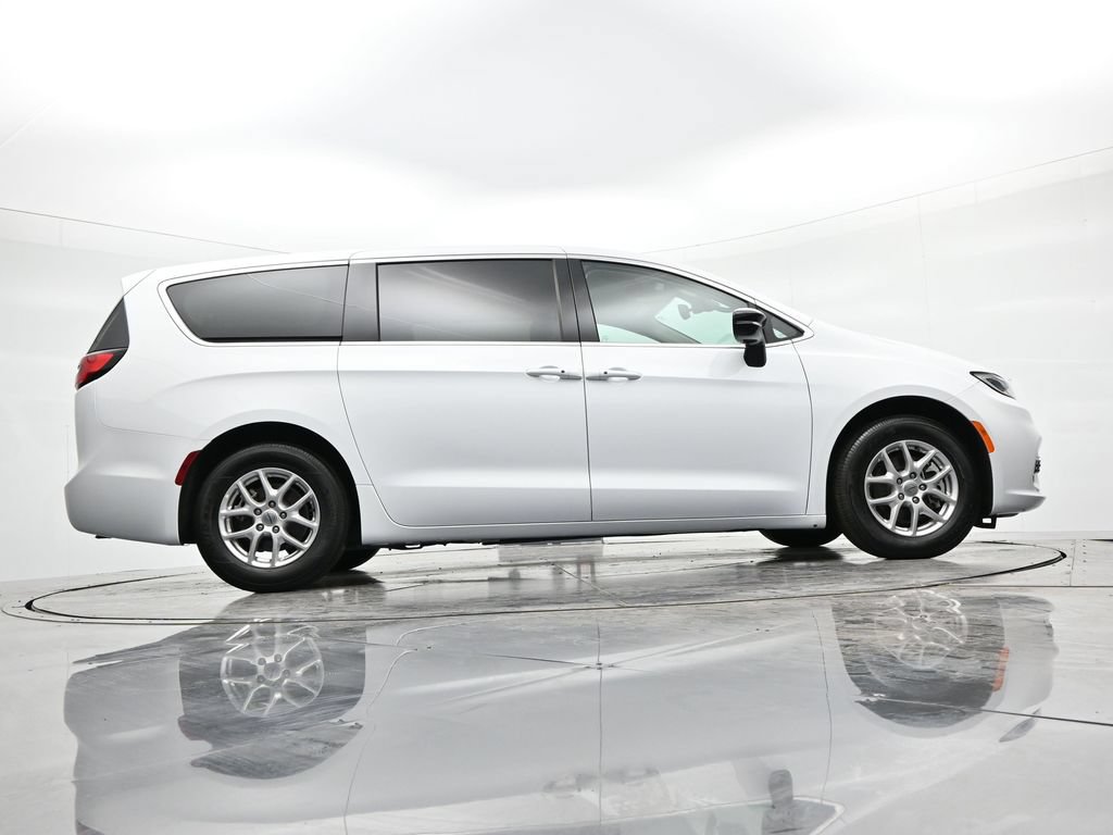 Used 2024 Chrysler Pacifica Touring-L FWD image 24