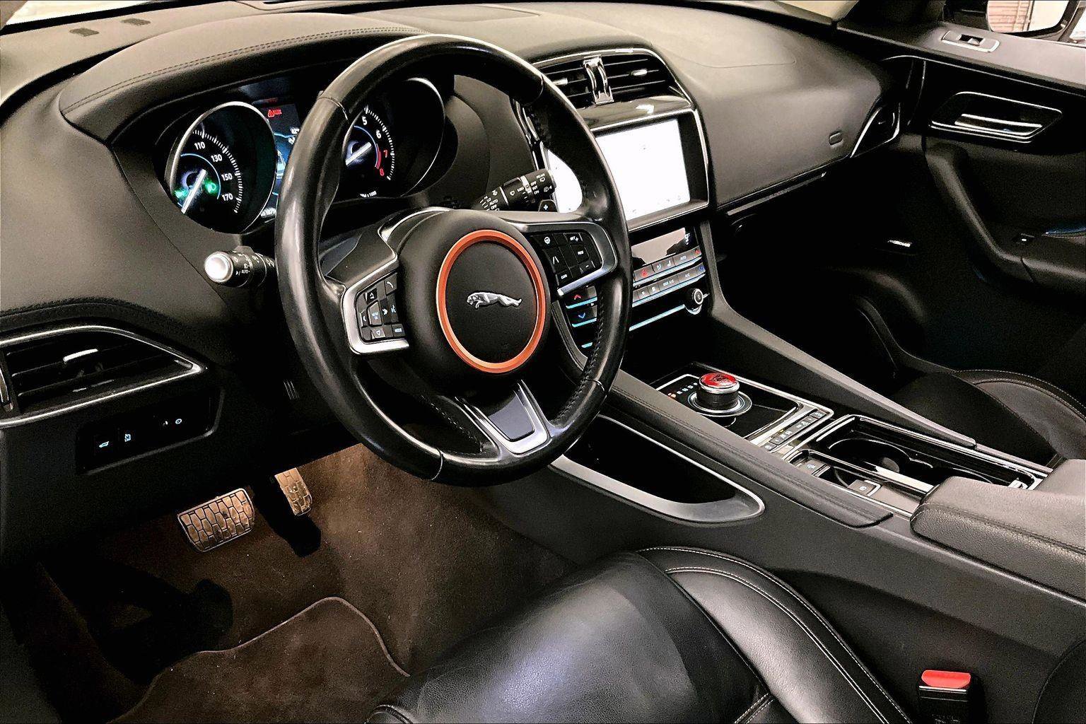 Used 2020 Jaguar F-PACE Prestige image 12