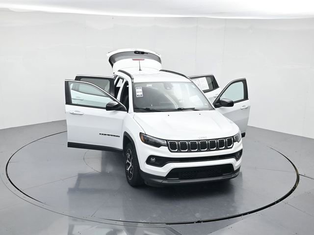 Used 2024 Jeep Compass Latitude image 47
